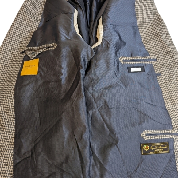 Hickey Freeman (Loro Piana) Houndstooth Men's Blazer... See Measurements - Picture 8 of 13